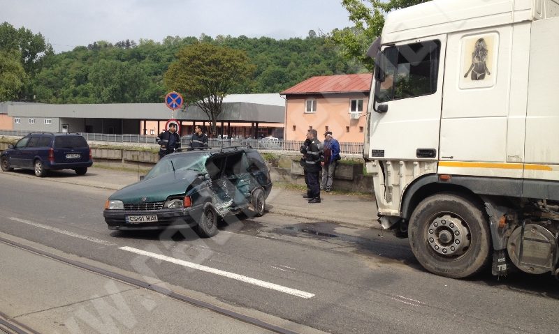 [FOTO] Accident grav la Reşiţa. O maşină a intrat sub un TIR. Pericol de explozie