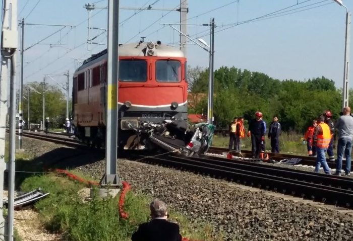 Accident mortal în vestul ţării: Maşină strivită de o locomotivă