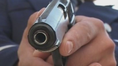 Un poliţist din Arad s-a împuşcat în gură cu arma din dotare