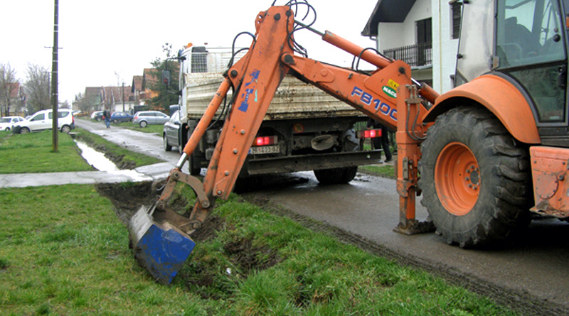 Inundaţii la Ecica din cauza canalelor de drenaj. Apa se revarsă în curţile cetăţenilor