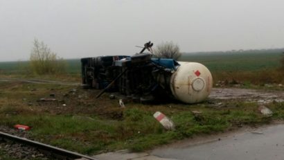 Cisternă cu acid sulfuric, răsturnată pe DN 1. Şoferul a fost găsit mort sub autovehicul