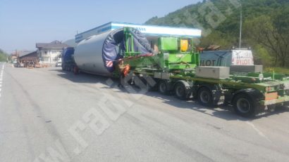 Atenţie şoferi! Un transport agabaritic tranzitează judeţele Hunedoara şi Caraş-Severin