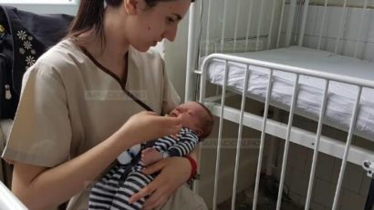 Mama care şi-a abandonat copilul în plasă s-a răzgândit… îl vrea înapoi