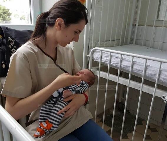 Mama care şi-a abandonat copilul în plasă s-a răzgândit… îl vrea înapoi