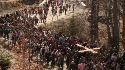 Drumul Crucii, refăcut pe o distanţă de 10 km, în vestul ţării. Participă credincioşi din întreaga ţară