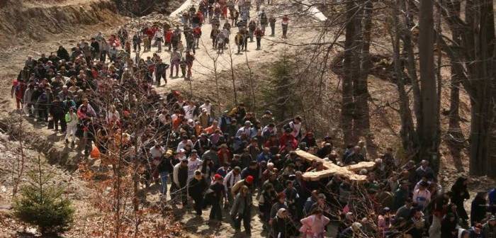 Drumul Crucii, refăcut pe o distanţă de 10 km, în vestul ţării. Participă credincioşi din întreaga ţară