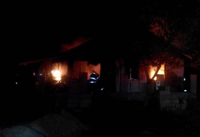 Un bărbat a dat foc la casă şi s-a sinucis, după ce a încercat să-şi ucidă soţia