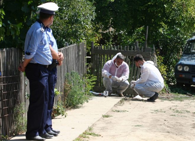 Vărsare de sânge într-o comună din Caraş-Severin. Un tânăr a fost înjunghiat de un vecin