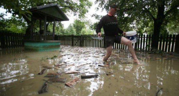 Din cauza inundaţiilor, o localitate din vestul ţării a rămas fără apă potabilă!