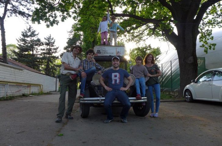 [FOTO] O familie foarte frumoasă face înconjurul lumii de 16 ani. Copiii, născuţi pe drum