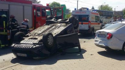 Cu maşina peste cap la Oţelu Roşu. Şoferul a fugit de la locul accidentului