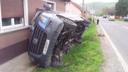 Accident de microbuz în apropiere de Reşiţa. Mai multe persoane au fost rănite