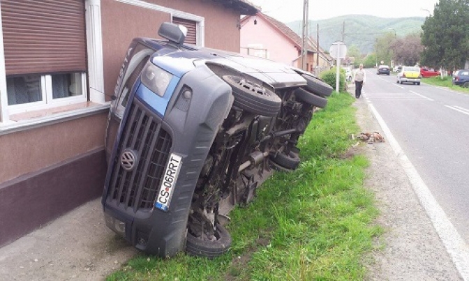 Accident de microbuz în apropiere de Reşiţa. Mai multe persoane au fost rănite