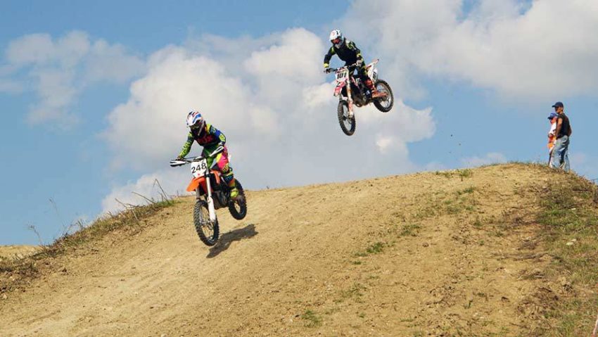 Motoare turate pe dealurile Lugojului la Campionatul Naţional de motocross, ediţia 2016