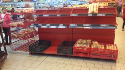 Magazinele de pâine luate cu asalt de reşiţeni în Sâmbăta Mare