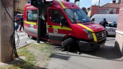 SMURD-ul accidentat din nou. O asistentă a fost rănită în drum spre un pacient