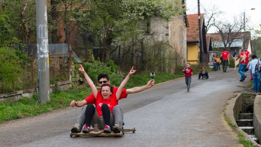 Amintește-ți copilăria! La Anina are loc astăzi concursul de cărucioare cu rulmenți