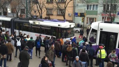 Tramvaie blocate în centrul Timişoarei. Călătorii grăbiţi şi-au continuat drumul pe jos