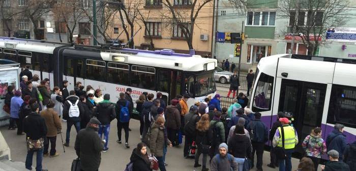 Tramvaie blocate în centrul Timişoarei. Călătorii grăbiţi şi-au continuat drumul pe jos