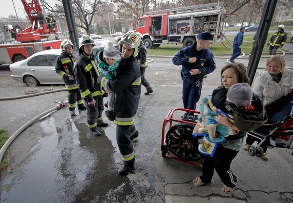 500 de elevi au fost în pericol să ardă de vii. O şcoală a luat foc de la un fax