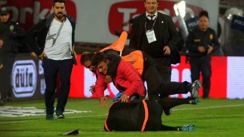 [VIDEO] Un fan nervos a intrat pe teren la meciul Trabzonspor-Fener și a bătut un arbitru.