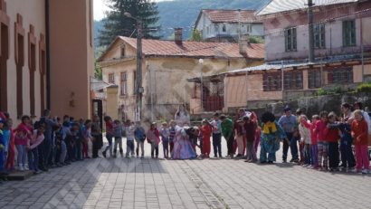 [AUDIO-FOTO] Cei mari în slujba celor mici. Săptămâna Națională a Voluntariatului la Anina și Brădet