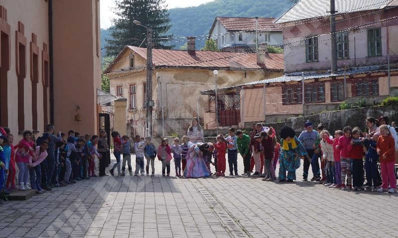 [AUDIO-FOTO] Cei mari în slujba celor mici. Săptămâna Națională a Voluntariatului la Anina și Brădet