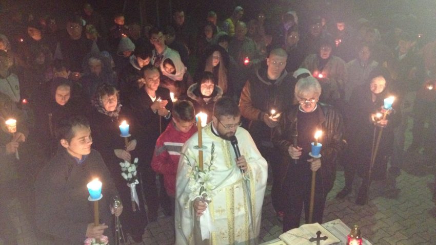 [FOTO] Noaptea Învierii. Credincioşii reşiţeni au luat Lumina Sfântă