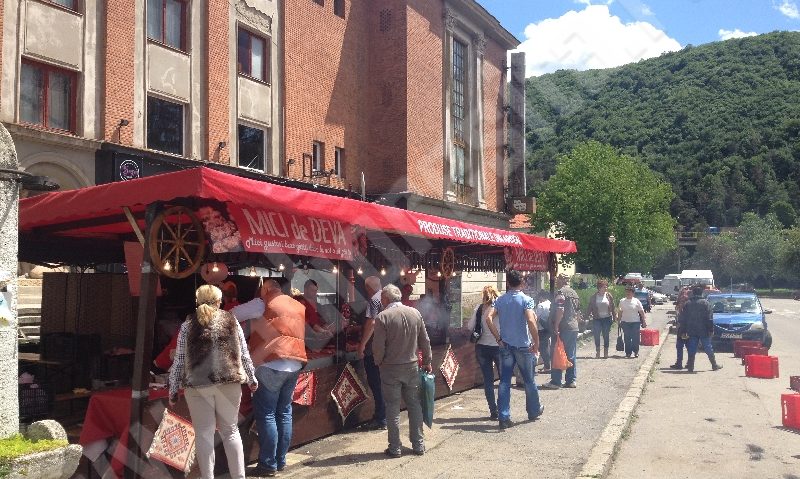 [AUDIO-FOTO] Festivalul gastronomic al etniilor şi Alaiul Primăverii în desfăşurare la Reşiţa