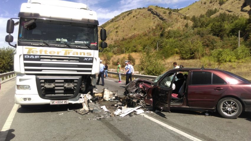 Şi-au măsurat puterile şi au riscat. Accident rutier pe DN6 la Orşova