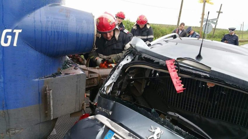 [FOTO] Accident feroviar în Timiș: O mașină a fost târâtă pe șine aproximativ 150 de metri