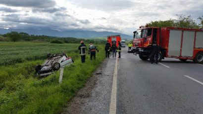 [FOTO] Şi poliţiştii fac accidente câteodată. L-a băgat în şant şi a fugit