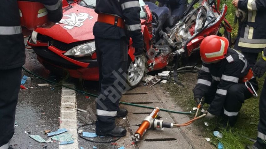 [FOTO] Viteza şi-a mai luat un tribut pe DN 6. Un mort şi doi răniţi