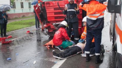 [VIDEO] Accident pe DN 17. Un mort şi nouă răniţi după ce un microbuz a fost lovit de un TIR