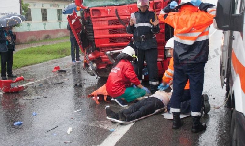 [VIDEO] Accident pe DN 17. Un mort şi nouă răniţi după ce un microbuz a fost lovit de un TIR