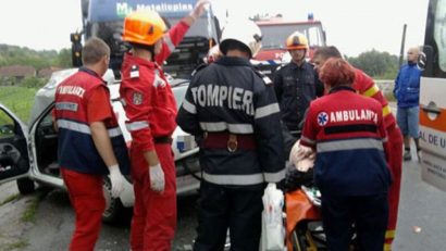 Dramă pe DN6: Trei morţi şi trei răniţi după ce o maşină a intrat sub un TIR