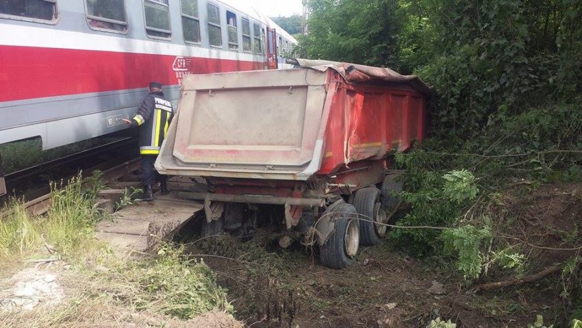 [FOTO] Accident feroviar în vestul ţării. Camion lovit de tren în această dimineaţă