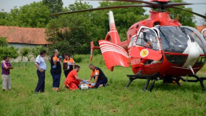 [FOTO-VIDEO] Fetiţă omorâtă în faţa părinţilor, după ce a coborât din microbuzul şcolar