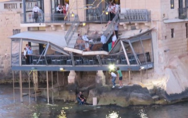 [VIDEO] Opt turişti francezi răniţi în Malta, în urma prăbuşirii balconului unui restaurant