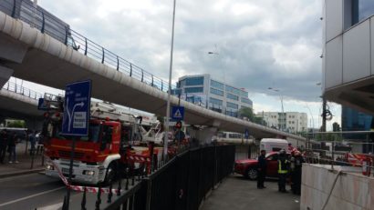 [FOTO] Bloc de locuinţe în flăcări! 65 de persoane au fost evacuate de urgenţă