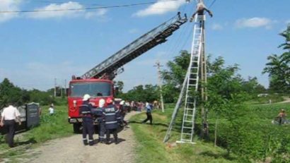 S-a electrocutat la înălţime. Din fericire, viaţa i-a fost salvată