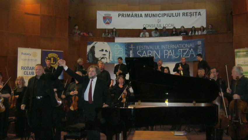 [FOTO-VIDEO-AUDIO] Aplauze pentru pianistul Daniel Goiţi şi laureaţii celei de-a III-a ediţii a Festivalului Internaţional “Sabin Păutza”