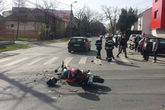 Un motociclist şi-a văzut moartea cu ochii, din cauza unui şofer neatent!