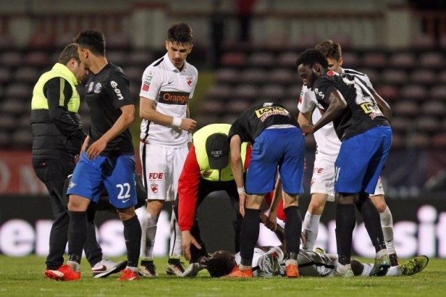 [VIDEO] Tragedie pe terenul de fotbal: Patrick Ekeng a murit în timpul meciului Dinamo – FC Viitorul!