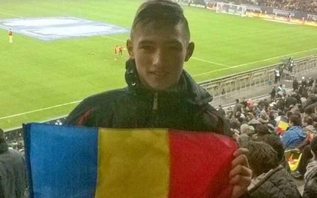 Fotbalist de 16 ani prăbuşit pe teren, dus la spital cu o maşină privată. „Nu era nimeni la ambulanţa din incintă“