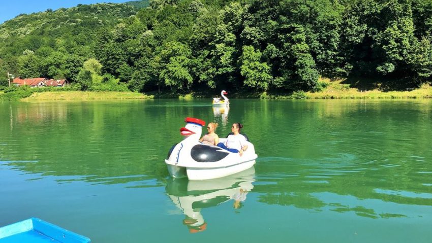 [FOTO-AUDIO] Seară de operă pe Lacul Mare din Oraviţa, devenit un important punct turistic în Banat