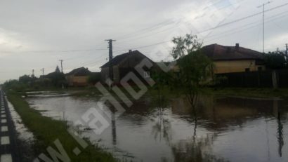 [FOTO-VIDEO] Se circulă cu dificultate pe drumul Reşiţa – Timişoara, în comuna Măureni. Apa a ieşit pe carosabil