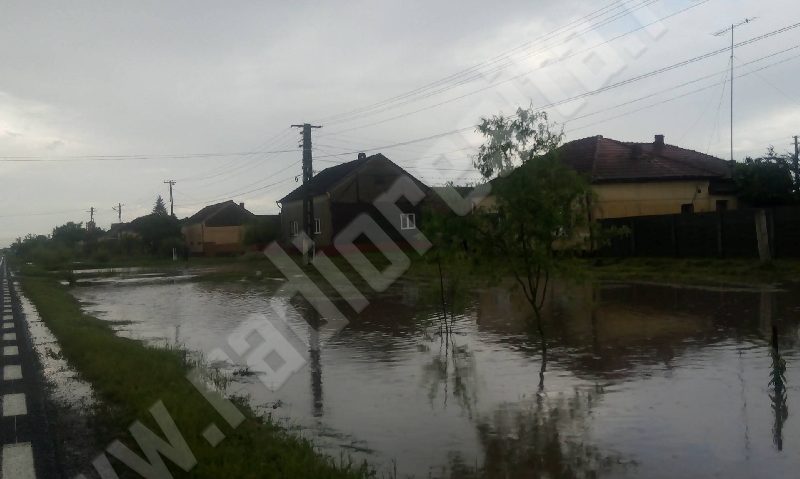 [FOTO-VIDEO] Se circulă cu dificultate pe drumul Reşiţa – Timişoara, în comuna Măureni. Apa a ieşit pe carosabil