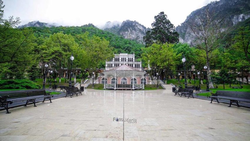 [FOTO] Împreună putem reda frumuseţea staţiunii Băile Herculane. Parcul central ne invită la plimbare