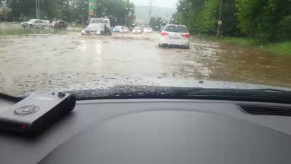 [VIDEO-FOTO] Circulaţie de coşmar în Triaj. Maşinile plutesc la propriu. Apa are jumătate de metru